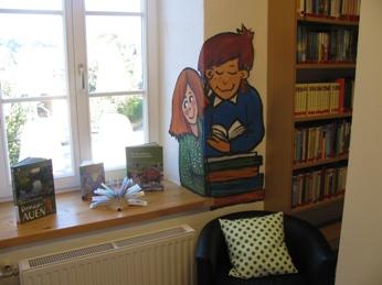 Auch hier in der Jugendecke gibt es Malereien von Fr. Helga Kirner